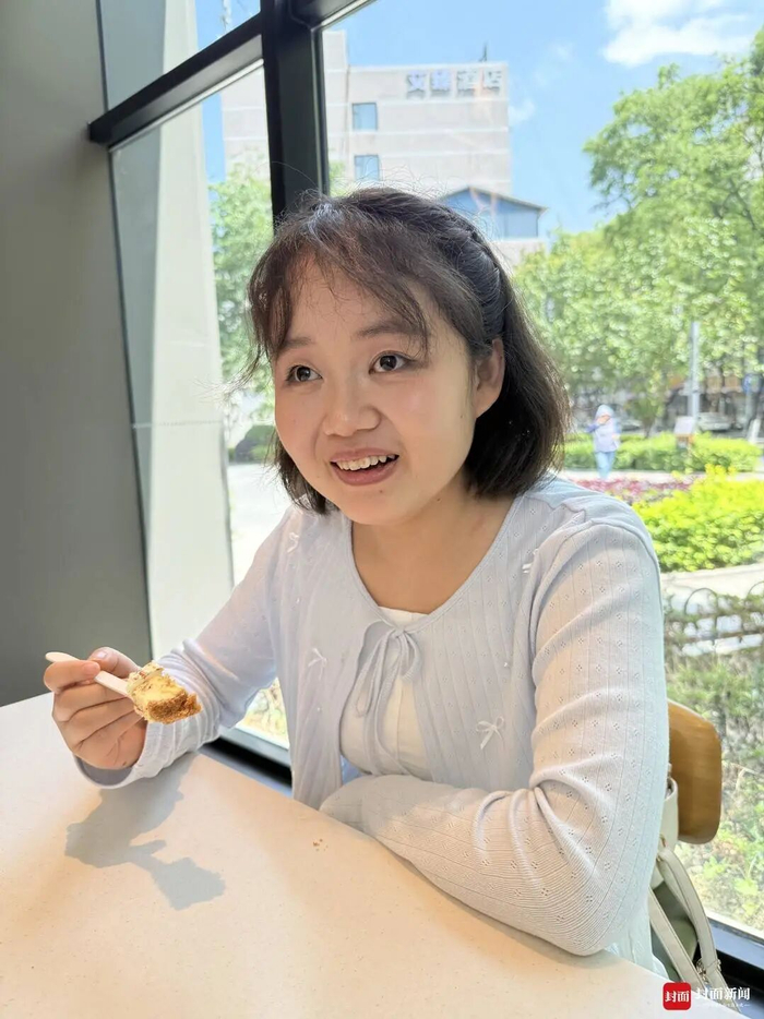 郭梦漪耐心倾听记者说话。封面新闻记者刘彦君 摄
