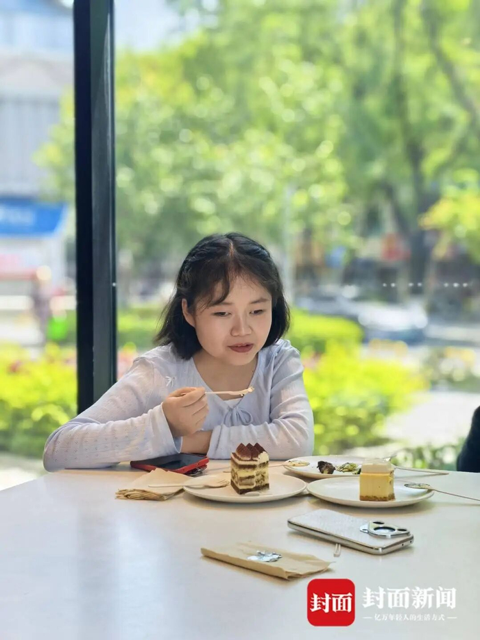 坐在咖啡馆，郭梦漪品尝着自己最喜欢的蛋糕。封面新闻记者王祥龙摄