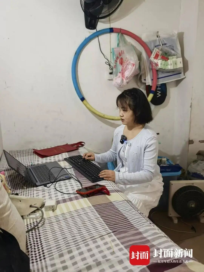 郭梦漪在按摩室内写作。封面新闻记者闫雯雯 摄