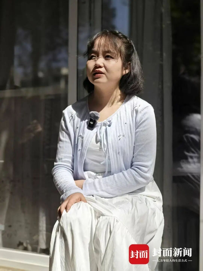 郭梦漪坐在按摩室门口，阳光洒在脸上。封面新闻记者 闫雯雯摄