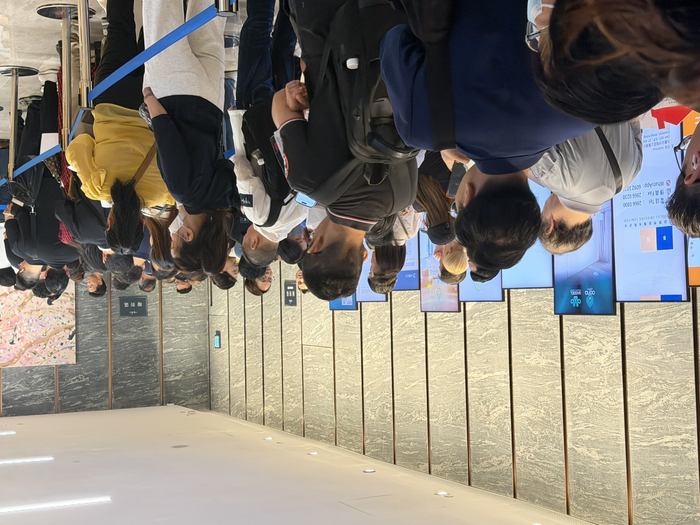 香港某新盘开售现场排队人群 图片来源：每经记者 李旭馗 摄