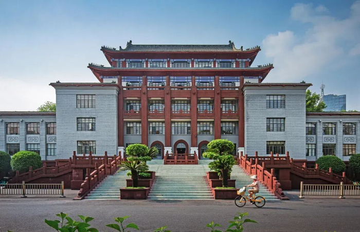 2025年5月22日，四川大学行政楼/新华社发（孔胜 摄）