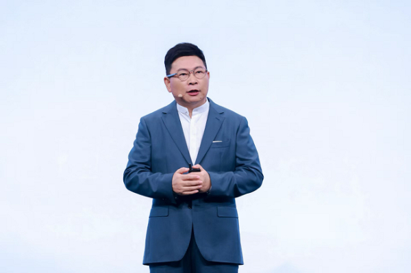 华为常务董事、产品投资评审委员会主任、终端 BG 董事长余承东发布华为智擎