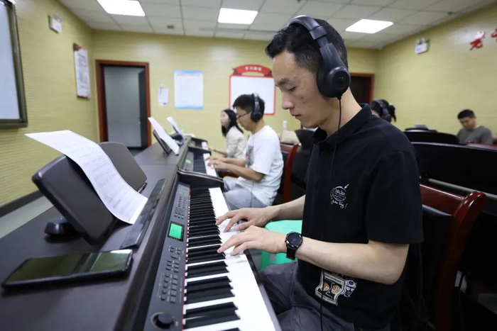学员在贵州省贵阳市观山湖区青年夜校喀斯特广场校区学习钢琴/新华社记者刘续 摄