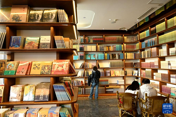 4月20日，人们在甘肃省敦煌书局阅读图书。据新华社