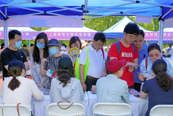 2024年上海市普通高校招生志愿填报现场咨询会/新华社记者刘颖 摄