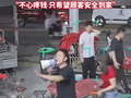 大风突袭，串串火锅店老板霸气喊话：“不用结账，直接走~”