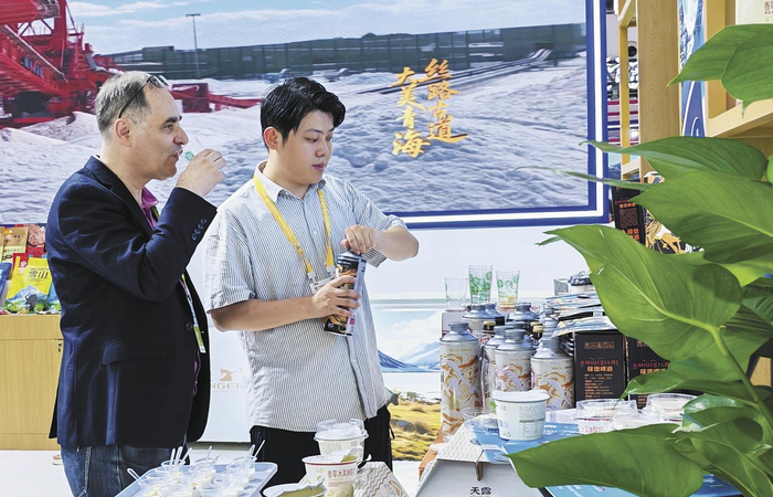 国外客商品尝青海青稞酒。