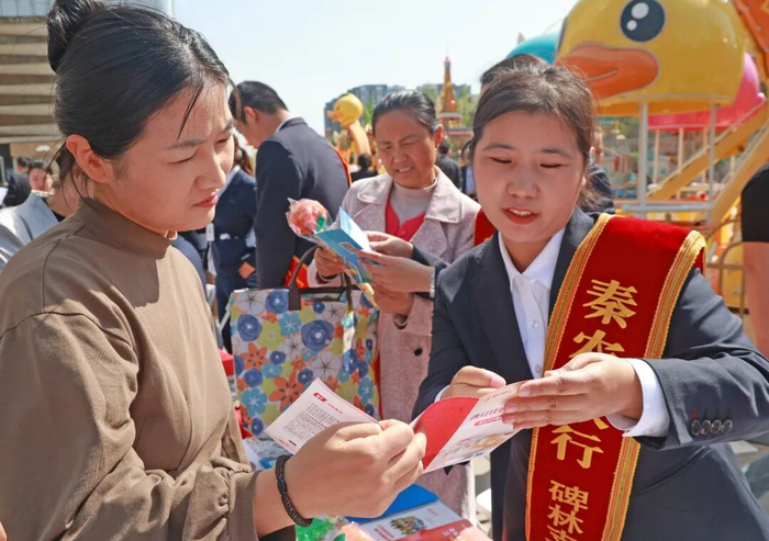 图为工作人员向市民群众宣传正规二手房交易流程