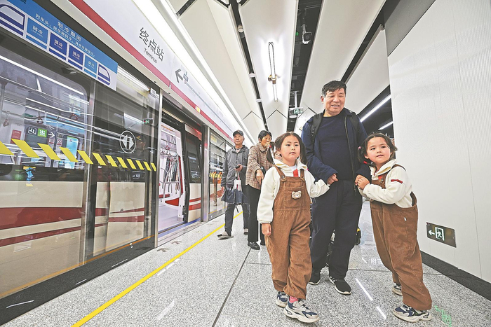 　　4月22日，马鞍山市民乘坐新开通的宁马市域（郊）铁路，体验往返两市的便捷出行。视觉中国供图