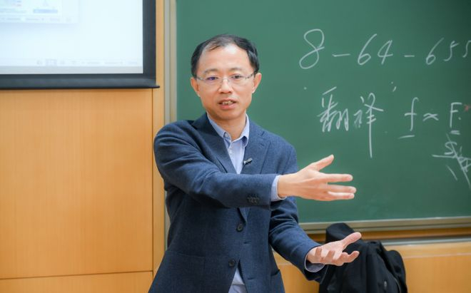 ▲洪波，图源：清华大学