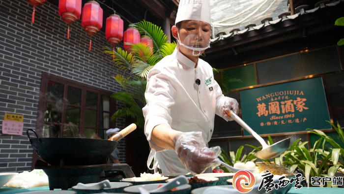 谢胡春的弟子黄承祖正在烹煮老友粉。记者 甘艳霞 摄