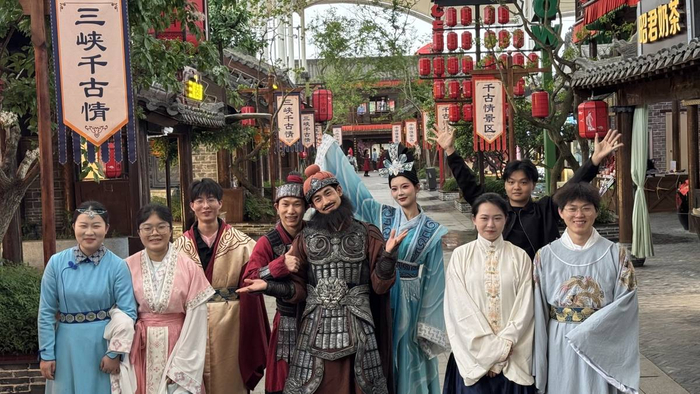 三峡千古情景区的9名少数民族演员，左四为赵长延，左六为罗惠文，右二为陆友才。