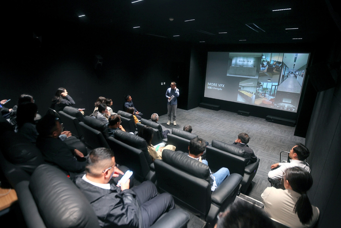 “走一线企业 看税收合规”采访团与墨境天合成都团队相关部门负责人交流 图片来源：每经记者 张建 摄