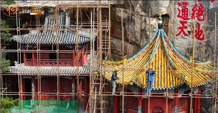 工作人员正对悬空寺进行排险。图/恒山景区公众号