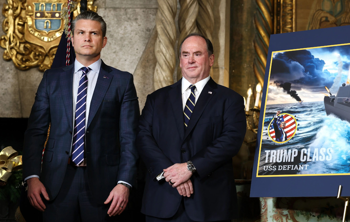去年4月，美国防长赫格塞思和美国海军部长费兰在特朗普级战列舰设想图前召开发布会白宫