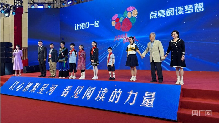 公益项目“点亮阅读微心愿”活动现场（央广网记者  王颖  摄）