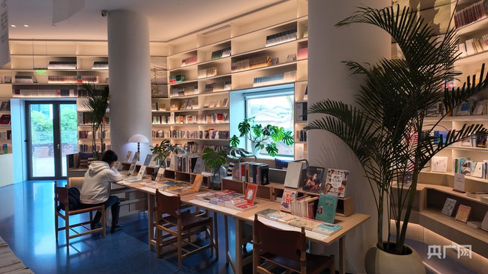 宽敞明亮、藏书丰富的社区图书馆（央广网记者  昌思荣  摄）