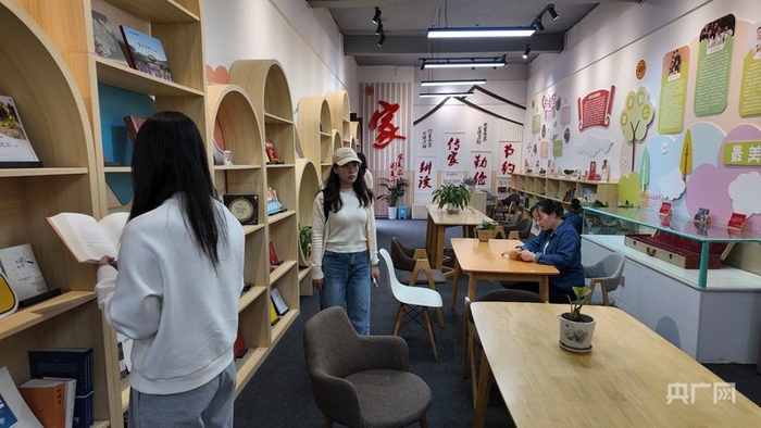 村民们正在家风馆里阅读（央广网记者  昌思荣  摄）