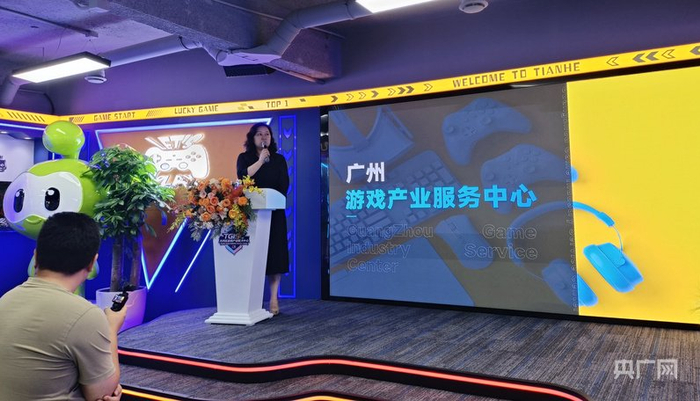 广州市游戏行业协会会长王娟在介绍广州游戏产业发展情况（央广网记者  张顺鹏  摄）