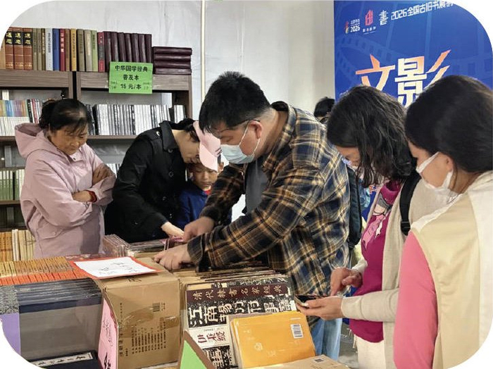 　　图为消费者在2026 北京书市朝阳公园展区选购旧书。