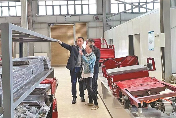 图为农行吉隆口岸支行员工上门调研。（图片由农行西藏分行提供）