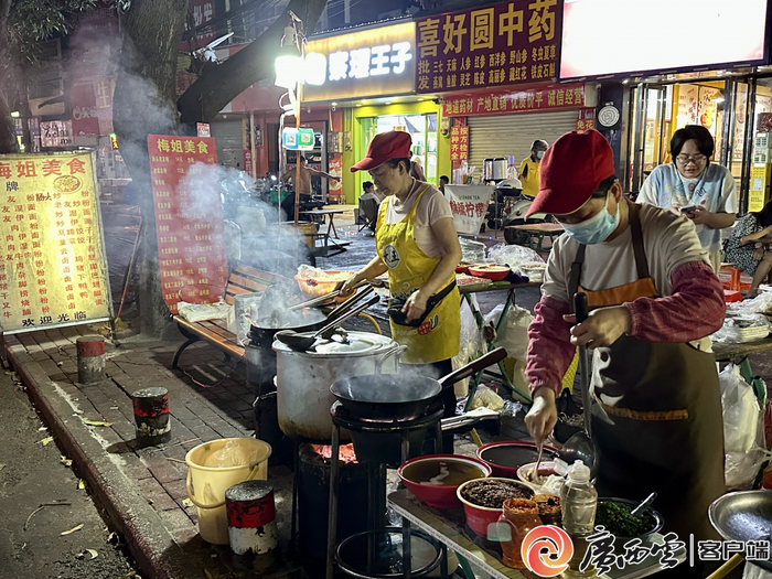 晚上11点，“梅姐美食”开摊仅一小时，已是食客不绝。记者 甘艳霞 摄