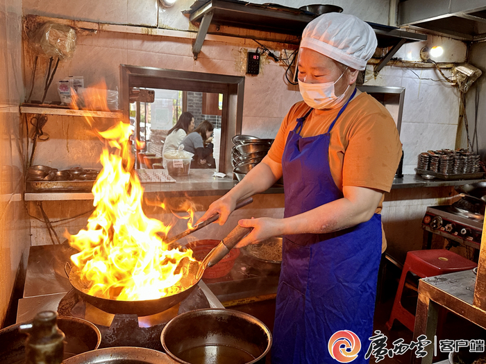 老友粉讲究猛火急攻、快速翻炒。记者 甘艳霞 摄