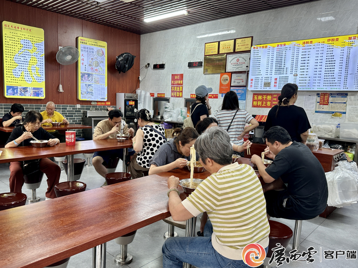 天福香老友粉店内食客满堂。记者 甘艳霞 摄