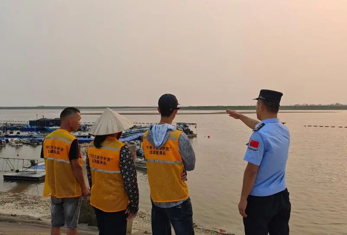 民警组织“蚝哥蚝姐”志愿服务队查看沿海一线情况。记者 卢昭昭 摄