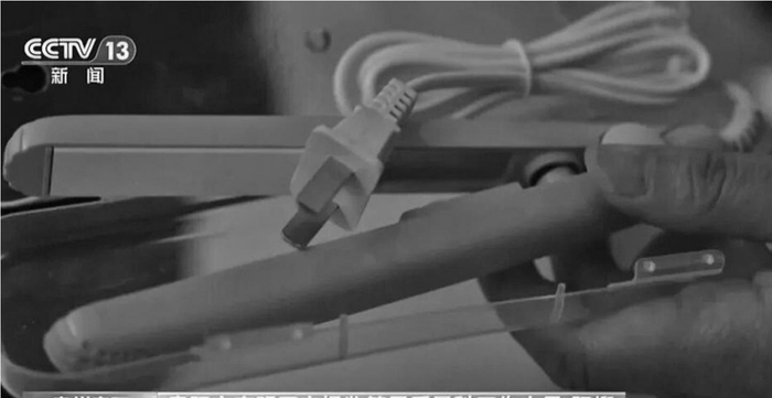         迷你电熨斗。 图据央视新闻微信公众号