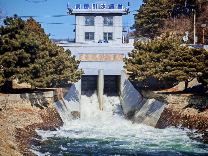 京密引水渠开展生态补水。北京市水务局供图