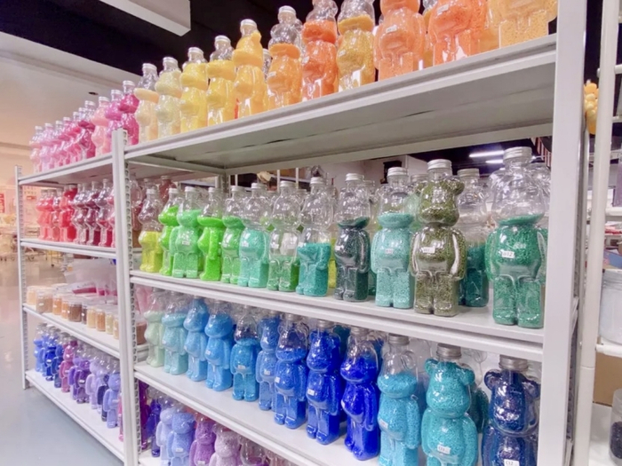 某门店的拼豆摆放架。受访者供图