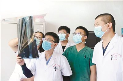 薛云皓（左二）在张家口二院手外科带教