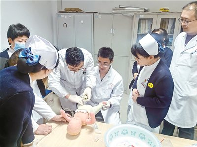 北京积水潭医院小儿骨科专家张涛（右三） 在张家口二院开展带教