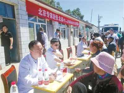 运动医学科专家沈杰威进行义诊