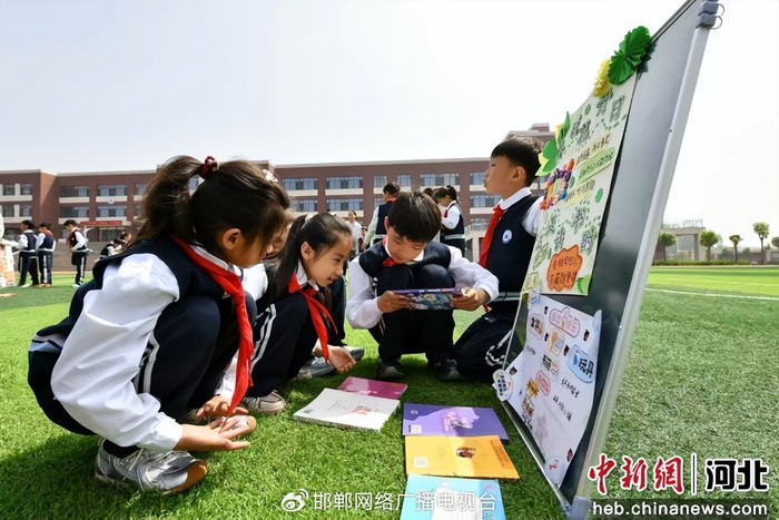 图为学生正在跳蚤市场交换书籍。 白雪 摄