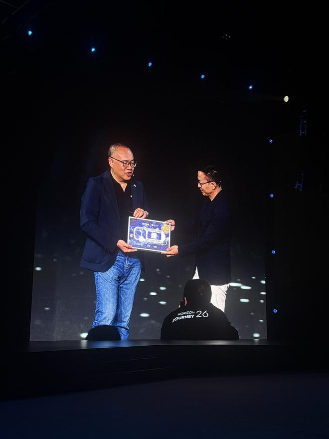  地平线CEO余凯展示星空芯片。图片来源：界面新闻记者摄 “没有黄金子弹”：在大模型的焦虑之外