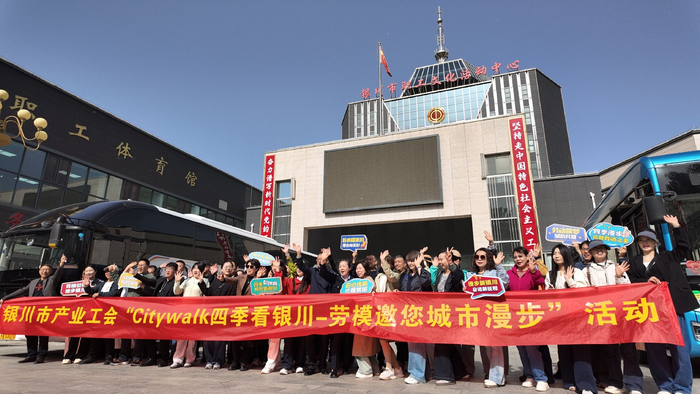 参加活动的职工代表合影留念。