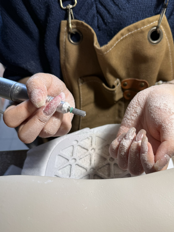 兼职宿舍美甲的张同学正在打磨甲面