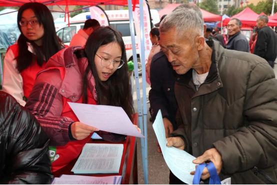 洗马镇在赶集日向群众宣传移风易俗，并收集相关意见建议。