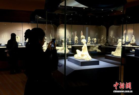 4月22日，吉林长春，参观者用手机记录精美瓷器。郭佳 摄