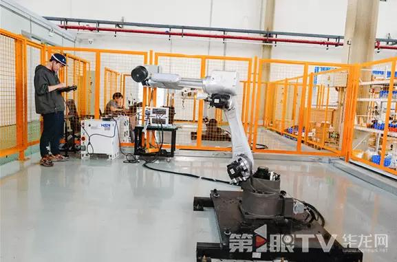 工程师对工业机械臂进行调试作业