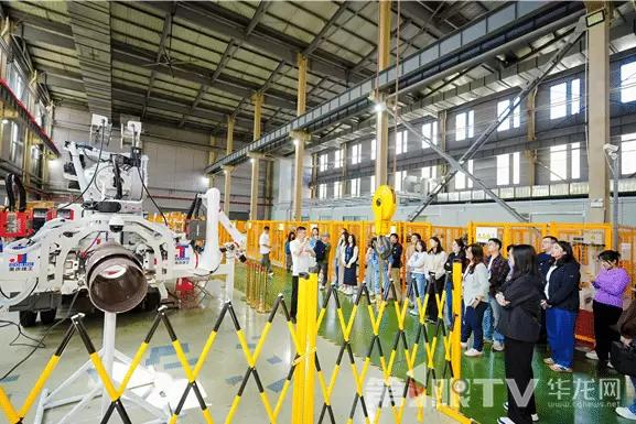 参访团队近距离参观华数机器人装备