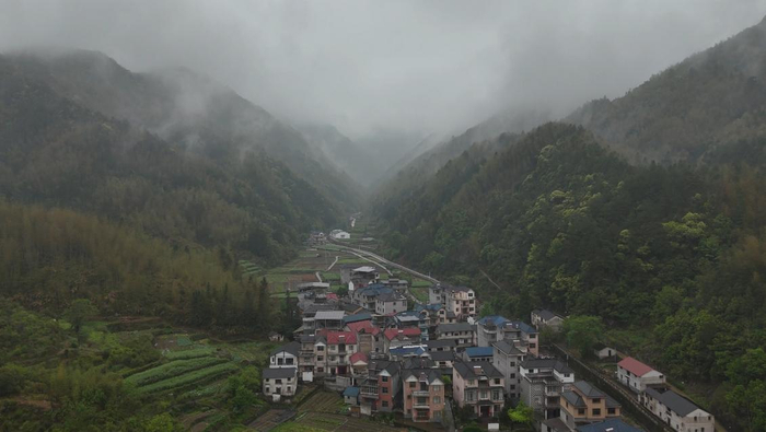   山谷间，错落林立的新式小楼，正悄然诉说着山村新面貌。（光明图片/张佳兴 摄）