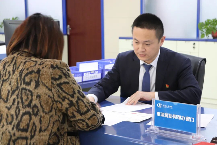 窗口工作人员指导北京市参保人员在线查询社会保险参保记录。市社保中心武清分中心供图