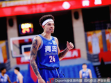 一言难尽！基诺内斯半场6投仅1中 得到3分1篮板1抢断