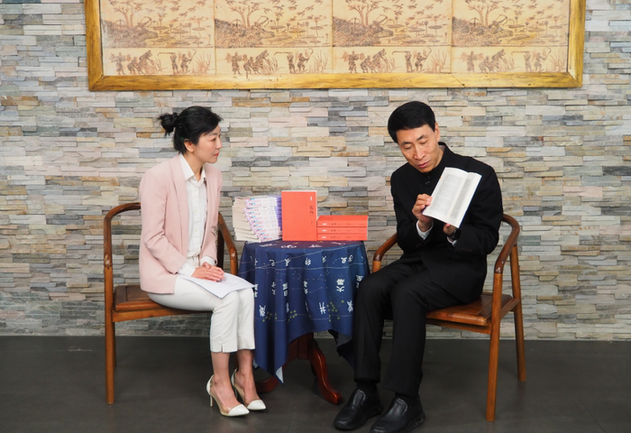 △郭文斌（右）就《农历》一书的内容与读者进行交流。 （图片由受访者提供）