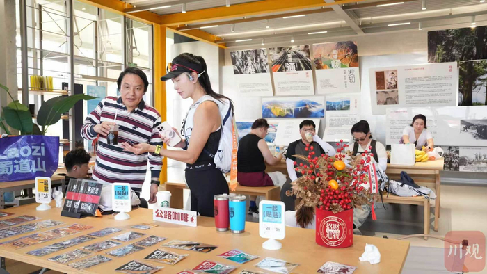 成都东服务区。