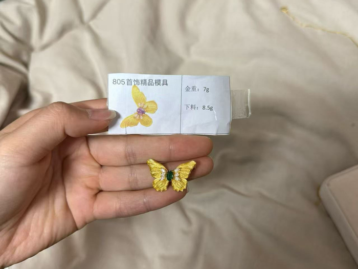 图 | 丁丁打出的蝴蝶结项链